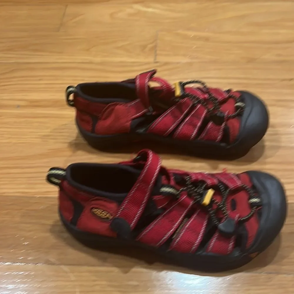 𝅺KEEN waterproof sandals size 2.